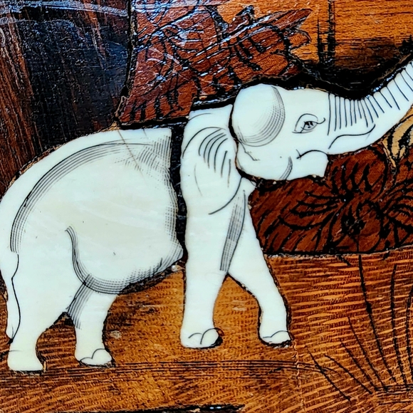 Vintage handmade oval Indian wooden plaque - Picture 12 of 12